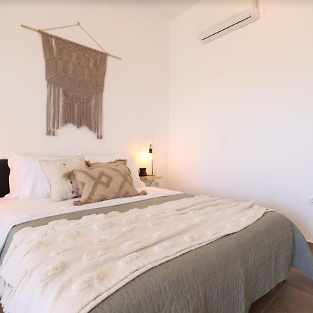 Enne Studios For Views & Tranquility Ftelia  Room photo