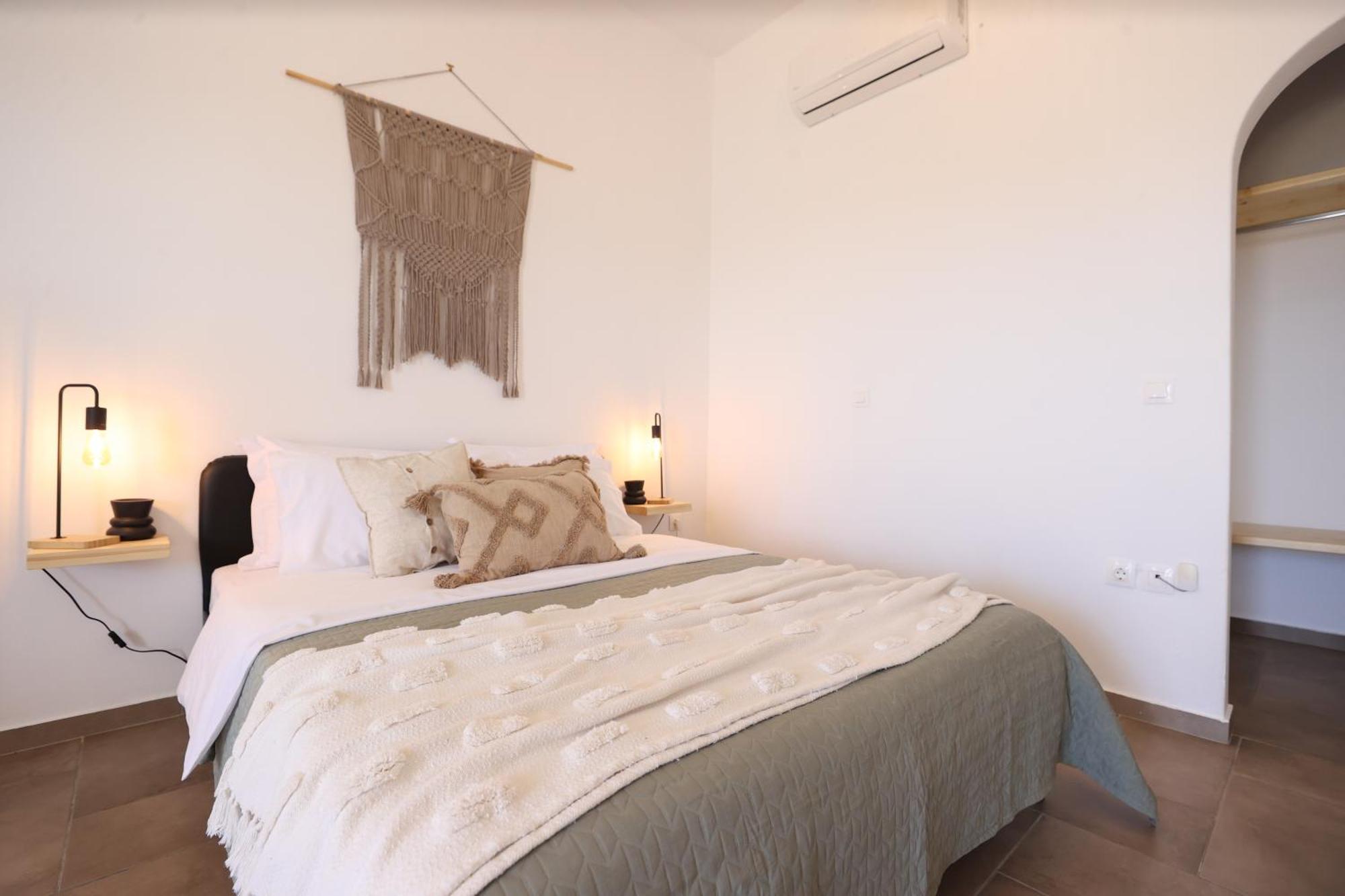Enne Studios For Views & Tranquility Ftelia  Room photo