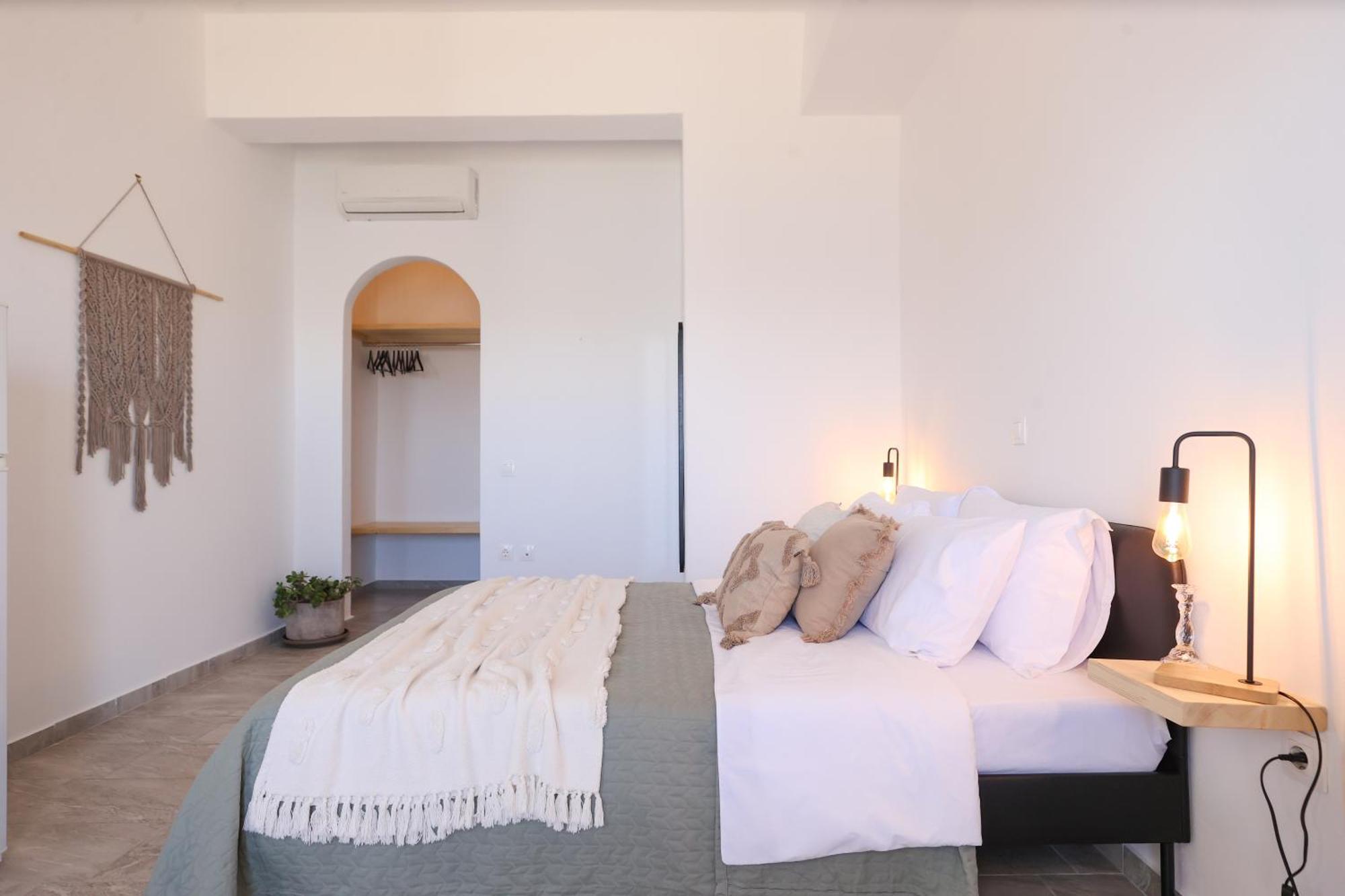 Enne Studios For Views & Tranquility Ftelia  Room photo