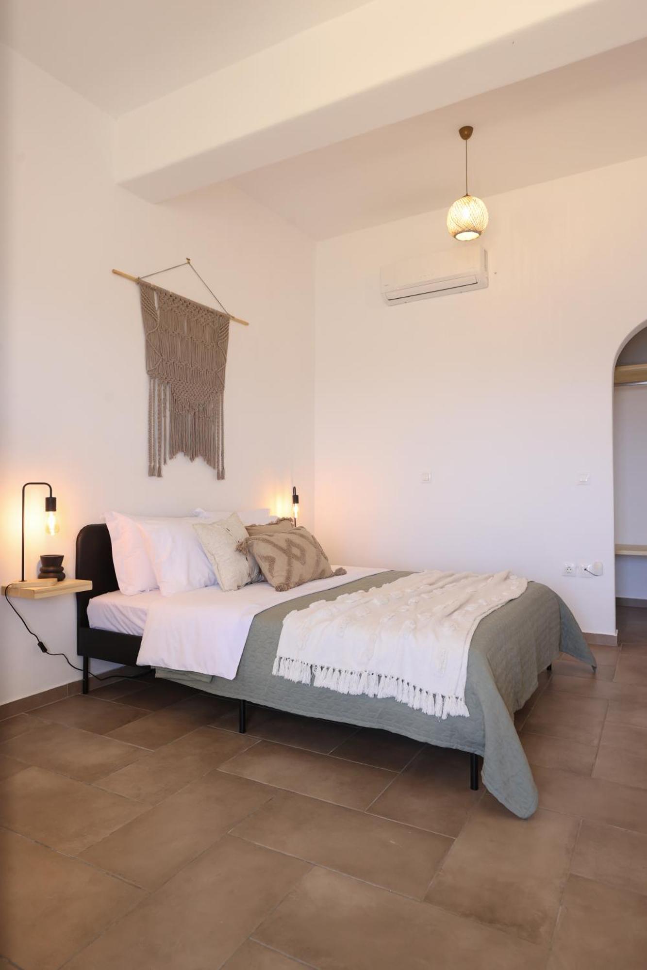 Enne Studios For Views & Tranquility Ftelia  Room photo